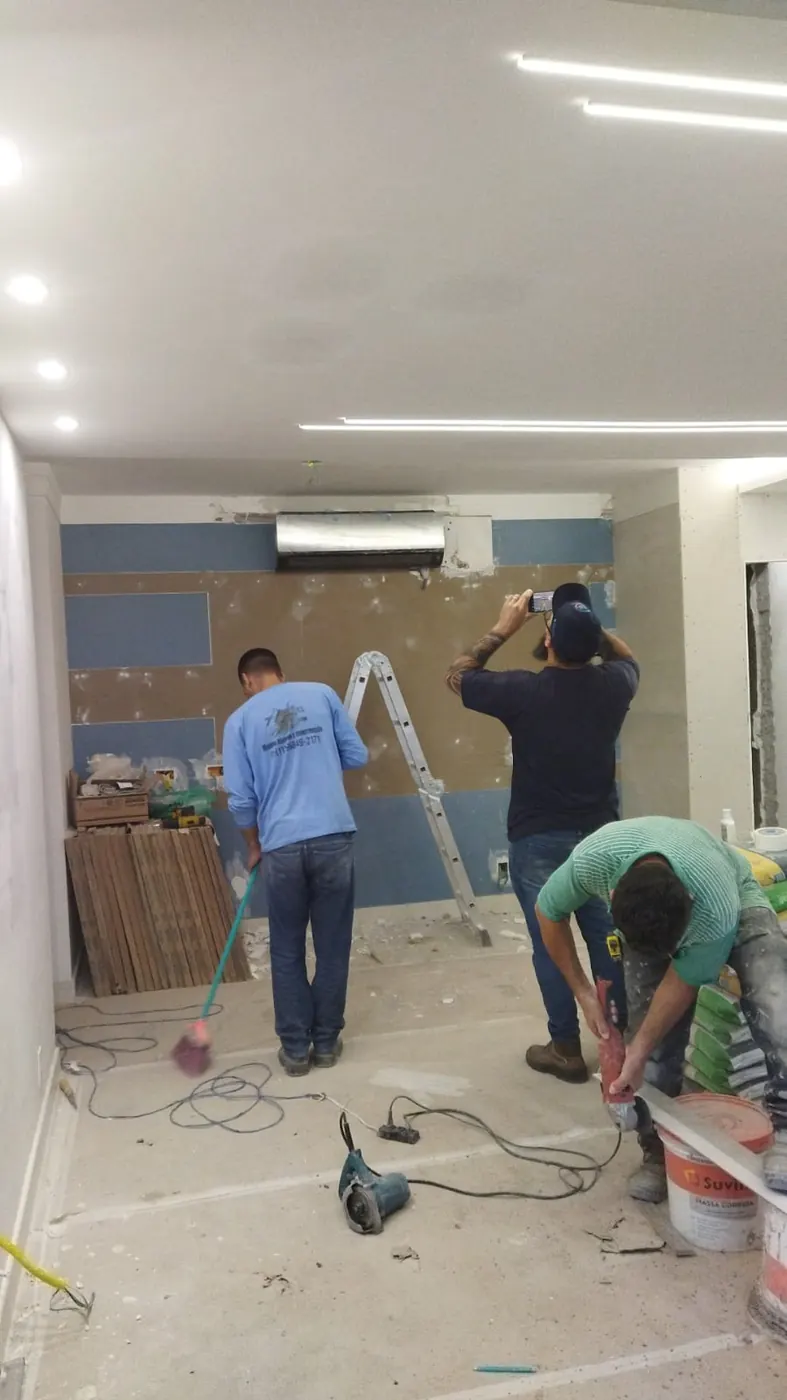 Equipe durante a execução de obra