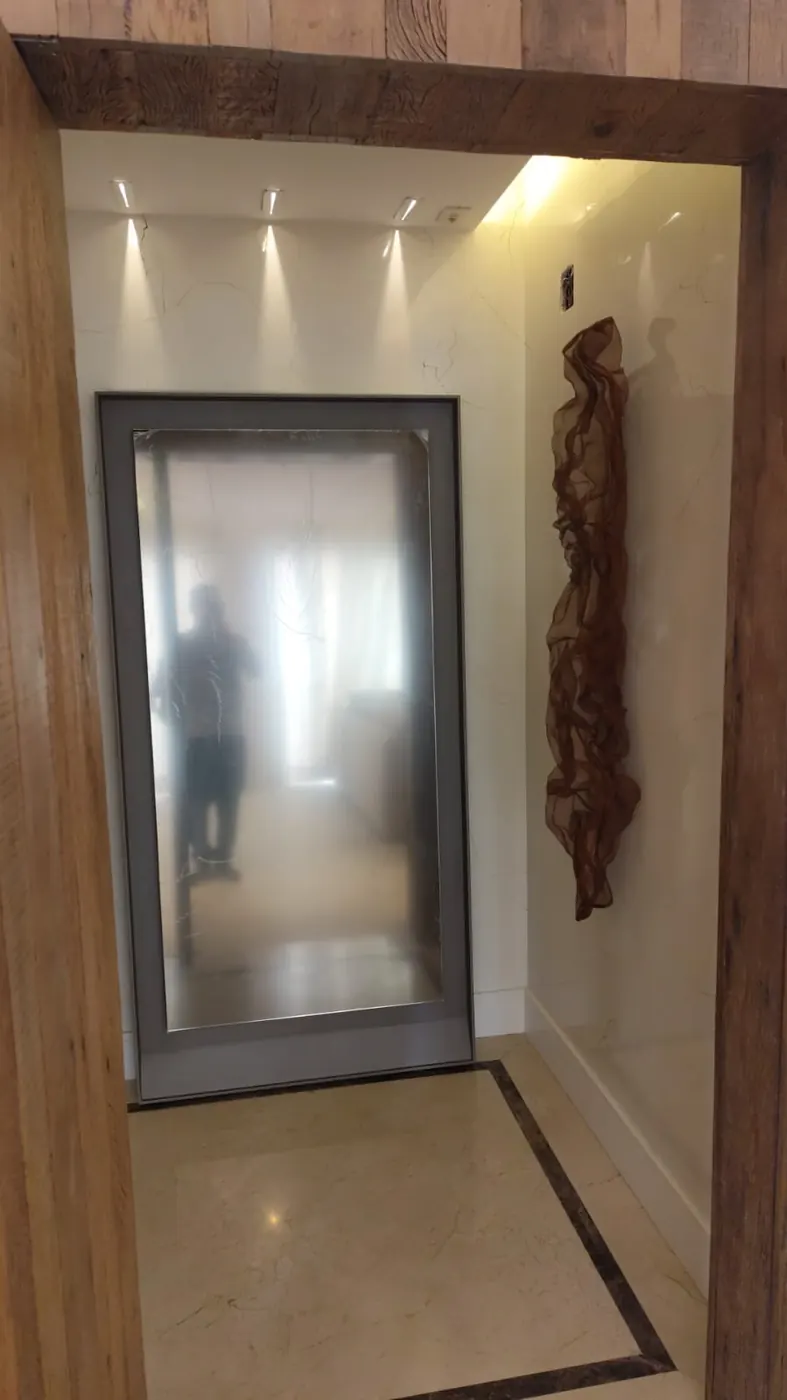 Hall com espelho e acabamento em madeira