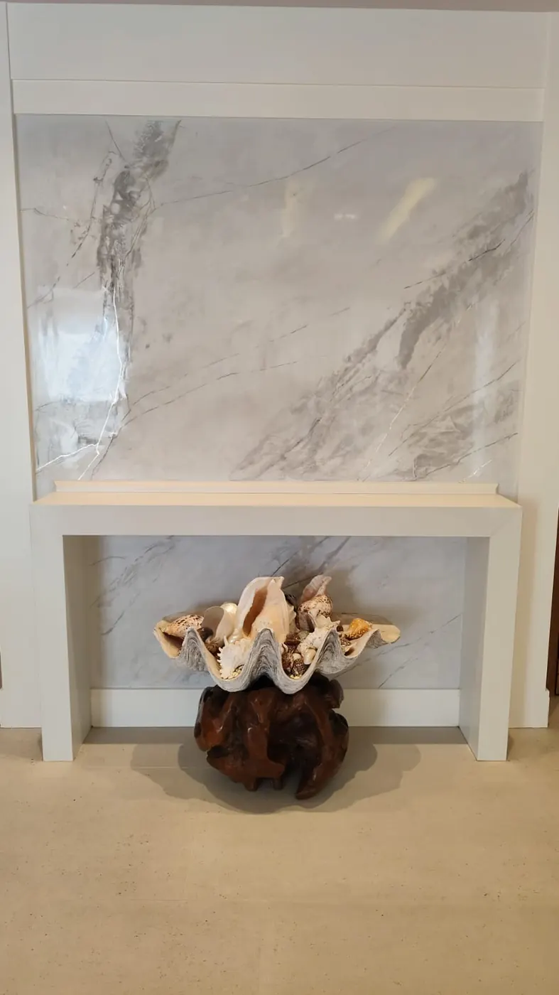 Nicho decorativo com revestimento claro