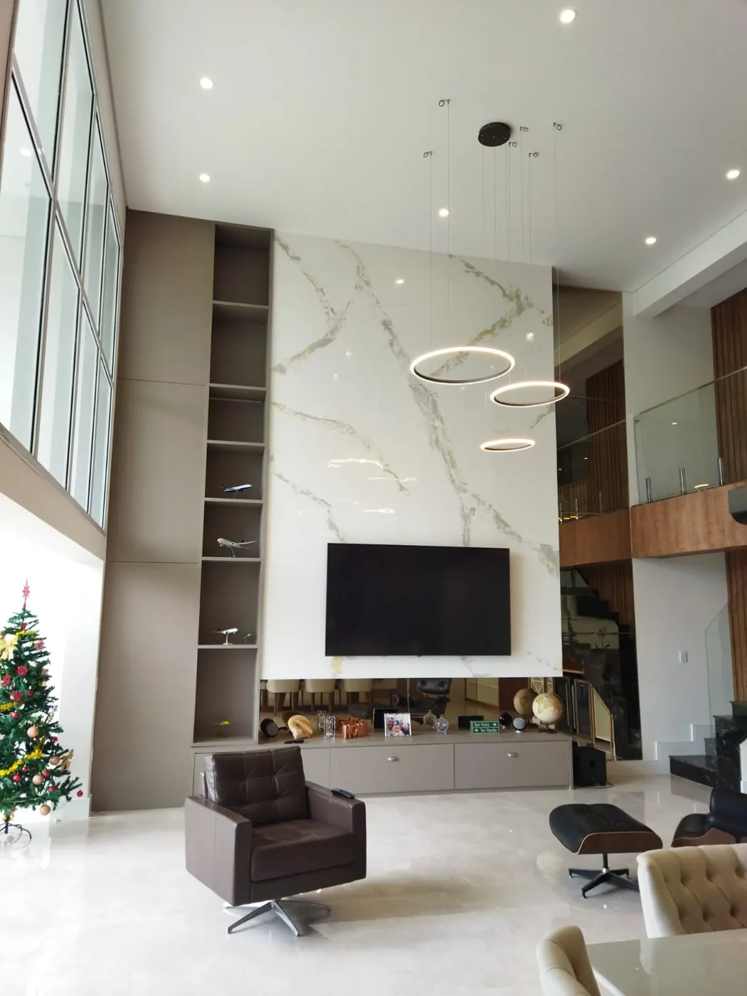 Painel de TV em acabamento claro