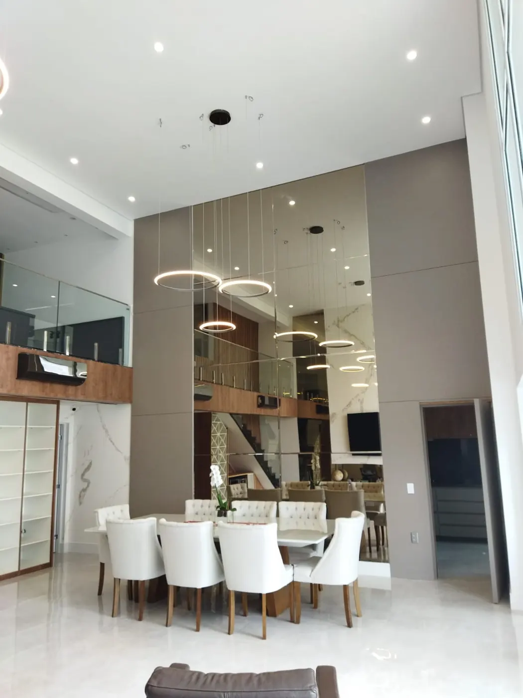 Sala ampla com espelhos